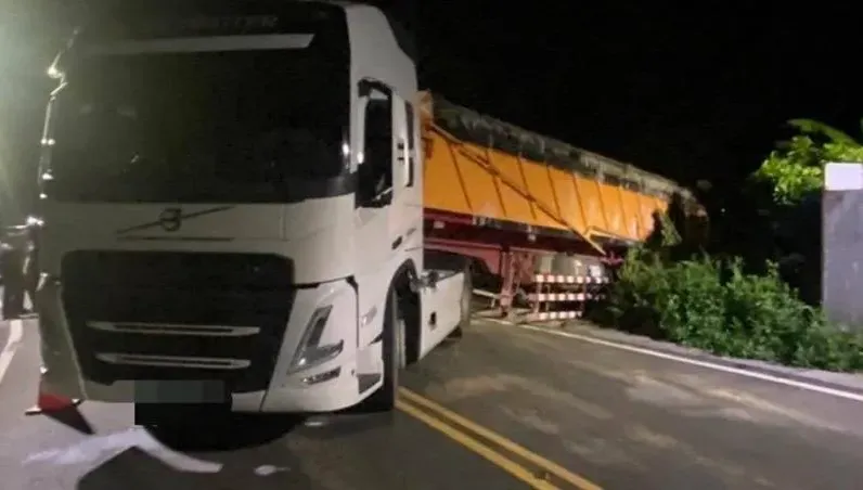 砂石車卡到陰！新北南下到嘉義公墓偷倒廢棄物突「斷開連結」橫躺路中遭逮