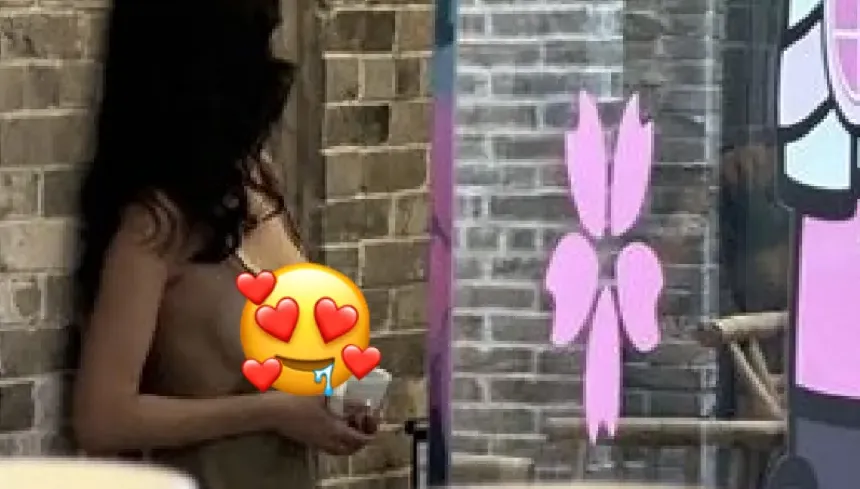 咖啡廳女員工裸上身「只穿圍裙」！側面渾圓巨球炸裂全看光　業者報警了