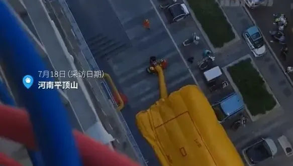 影/工人高樓外牆裝冷氣　好心民眾誤以為「要跳樓」報警鬧烏龍
