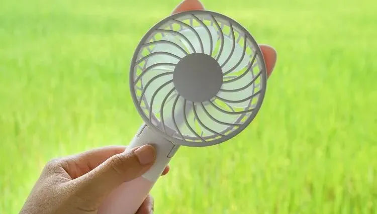 炎熱夏天手持電風扇人手一支？潮濕環境、充飽電繼續充恐爆炸