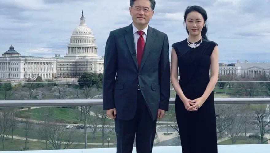 英媒：鳳凰衛視主持人傳與秦剛婚外情　密友透露去年「在美代孕生子」