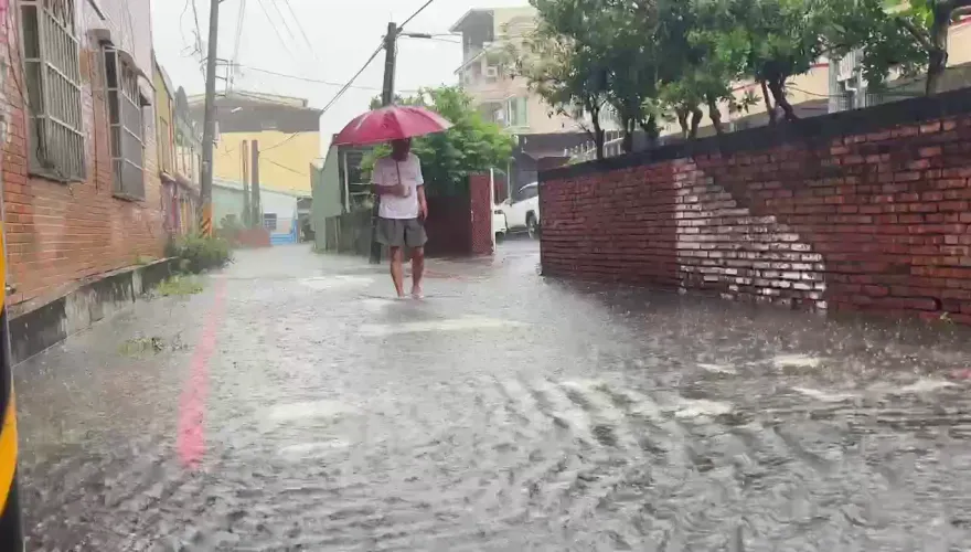 影/狂淹水片！屏東市午後大雨冠全台　公司行號慘遭「水攻」民眾無奈