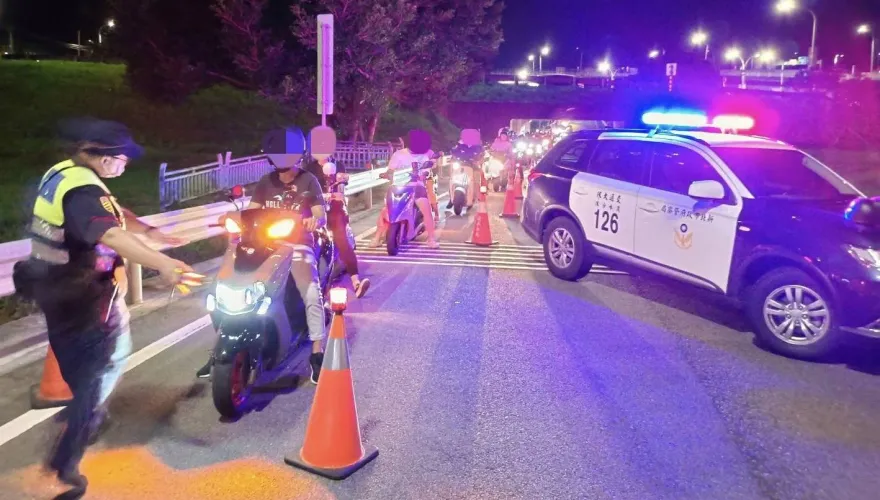 暑假防飆！警深夜取締稽查改裝噪音車　1夜開罰32件