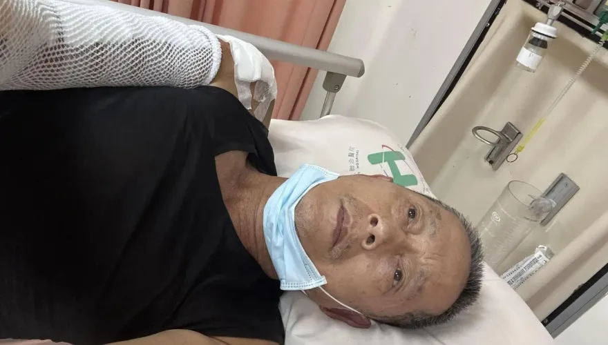 鄭平君驚傳車禍急送醫！南港車站前摔車「傷勢照曝光」