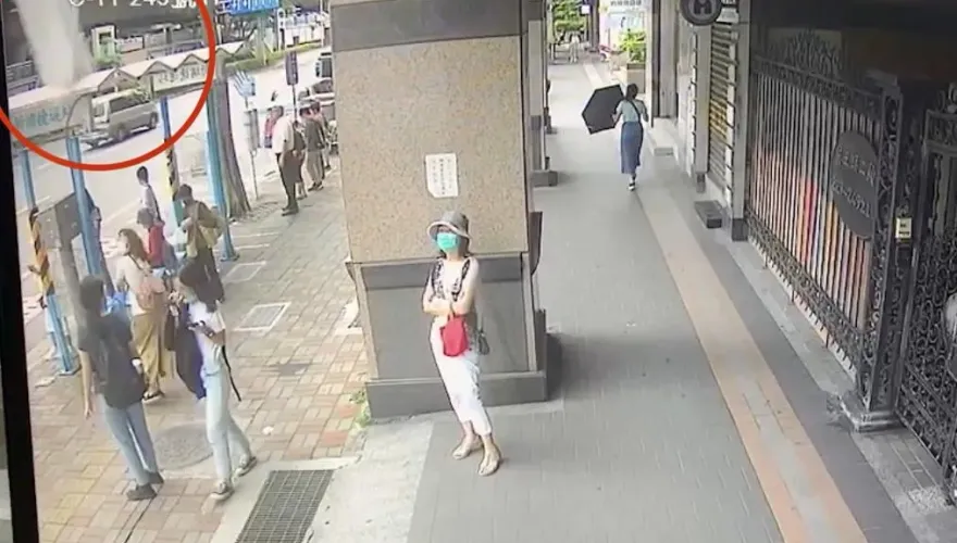 影/驚悚影片曝！女大生公車站旁站定位3秒　冷氣機從天而降