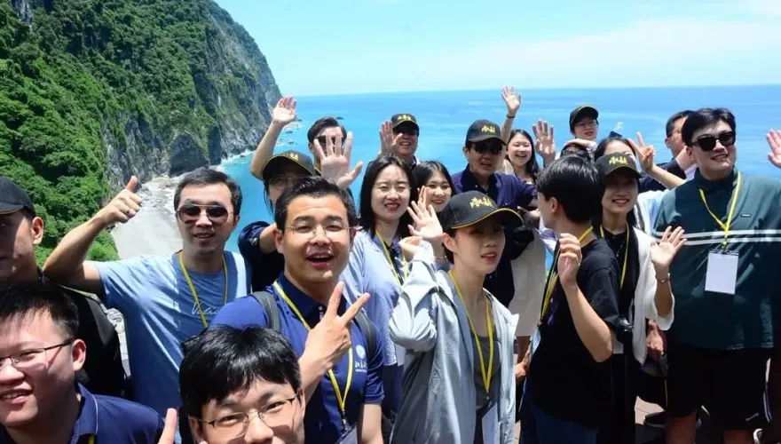 陸生團正妹遊覽花蓮太魯閣　忍不住驚嘆：太美了