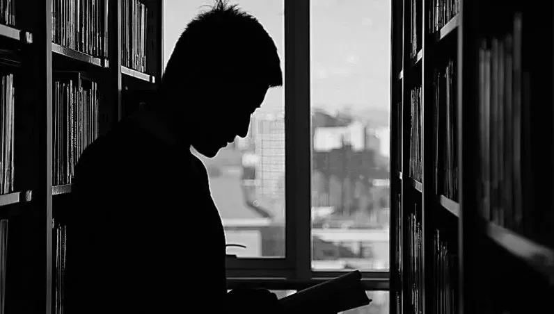 不爽遭母反鎖家中讀書怒「燒書」　不妙！火勢越燒越旺…少年跳樓逃生亡