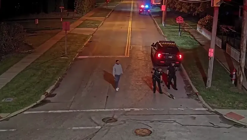 影/浣熊覓食頭卡罐子掙脫不了　好心員警半夜出動幫忙「拔罐」