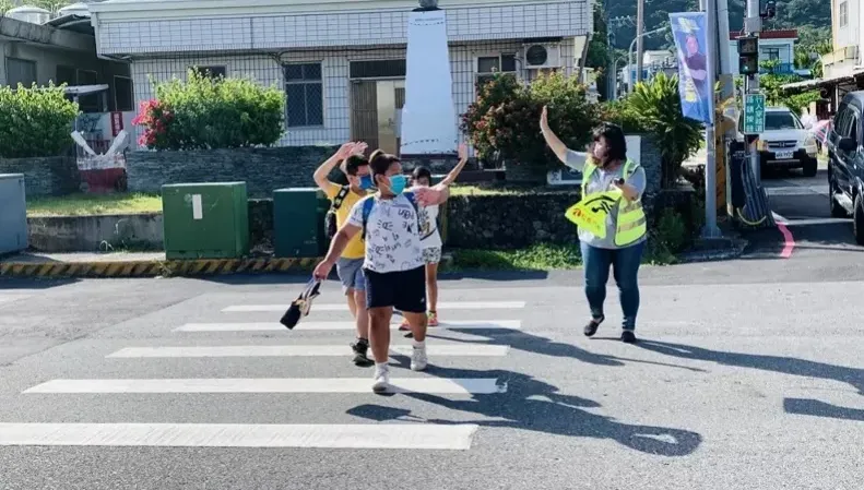 行人最美風景！國小生過斑馬線向停讓駕駛致謝　教育部推「安全教育」從小扎根
