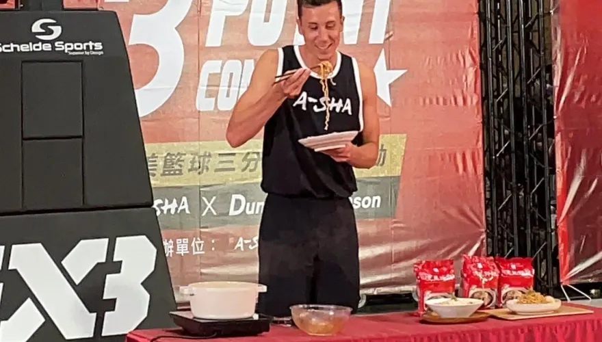 影/阿舍哥親自下麵給女友吃　曝喜愛口味與驚人食量