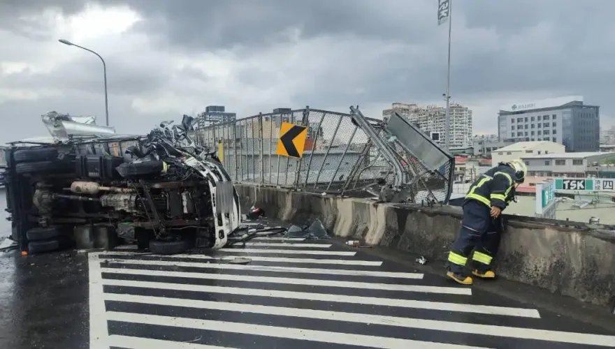 快訊/台65線貨車翻覆撞毀護欄！　險墜25公尺下方土城捷運機廠軌道