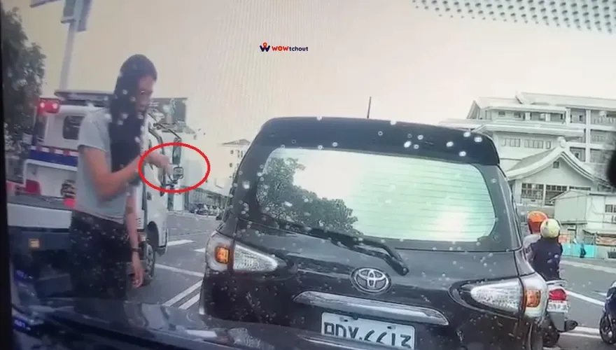 影/駕照雞腿換的？她倒退嚕A到後車　下秒開車門「來來來哩來」