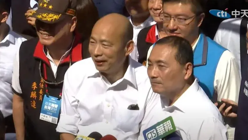 國民黨全代會/與韓國瑜場外相見歡　侯友宜先致歉「4年前對他很不好意思」