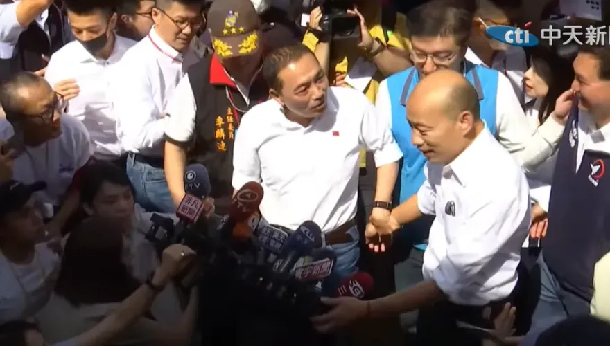影 國民黨全代會/侯友宜韓國瑜再次合體　擁抱→握手→甩開再牽手...解讀兩人互動密碼