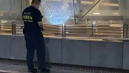 影/求職不順掏槍開射！美麗島站傳槍案　玻璃帷幕破裂成雪片狀