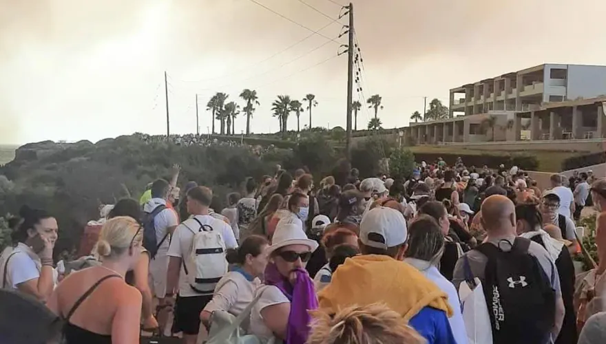 渡假變逃難！希臘觀光勝地野火肆虐　數十船隻接運逾2000人撤離