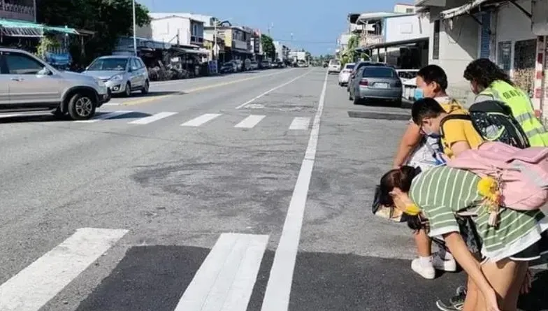 過個馬路還要敬禮？她見國小生「鞠躬日本化」驚呆　網怒：感謝駕駛不殺之恩？