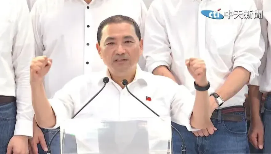 侯友宜胸前別中華民國徽章　媒體人指出背後有2意涵