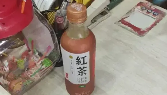 雜貨店買到「加料紅茶」慘送醫洗胃　事後向店家索賠遭拒：別人亂放的
