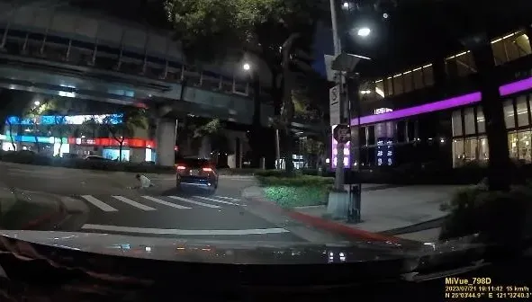 驚悚！北市行人走斑馬線遭撞飛　肇事休旅車逃逸畫面曝