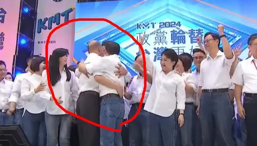 影 國民黨全代會/韓國瑜被「夾漢堡」強制合體侯友宜！畫面曝光出手的是「他」