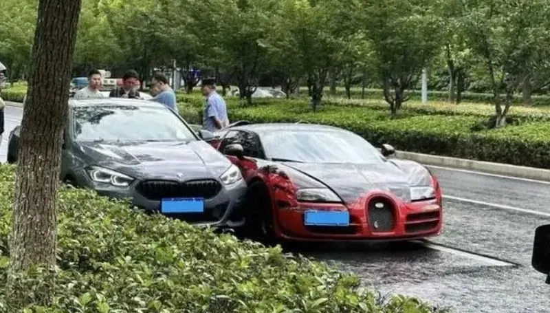 影/全球僅4台！2.18億布加迪Bugatti「硬切」撞BMW　車主霸嗆：賠你一輛「以後小心點」