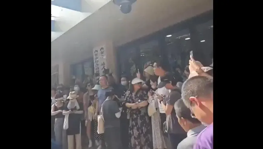影/10萬考生4成來自河南？西安家長抗議中考不公　怒圍官署當局承諾徹查