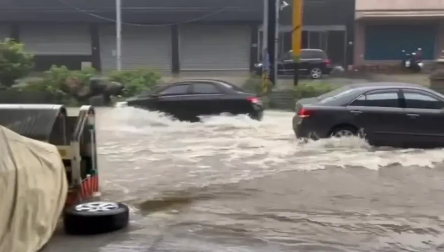 快訊/杜蘇芮還沒來雨彈就狂炸！南投淹大水「馬路變黃泥河」
