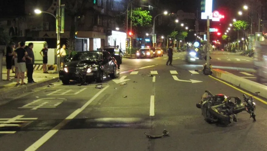 影/撞飛片！轎車搶黃燈狂飆出事　左轉機車遭撞騎士「騰空」慘摔