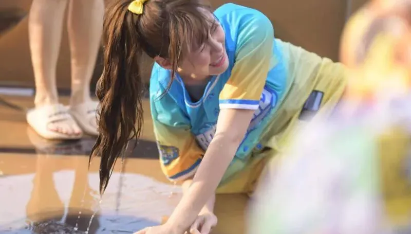啦啦隊女神玩嗨了！超兇彈出「頭」都現形　趴地「衣服遮不住」猛料全露