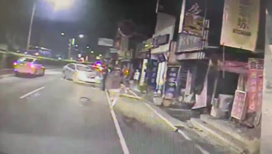 影/台南嚴重車禍！2車相撞波及6店家1人送醫　疑迴轉未注意直行車釀禍