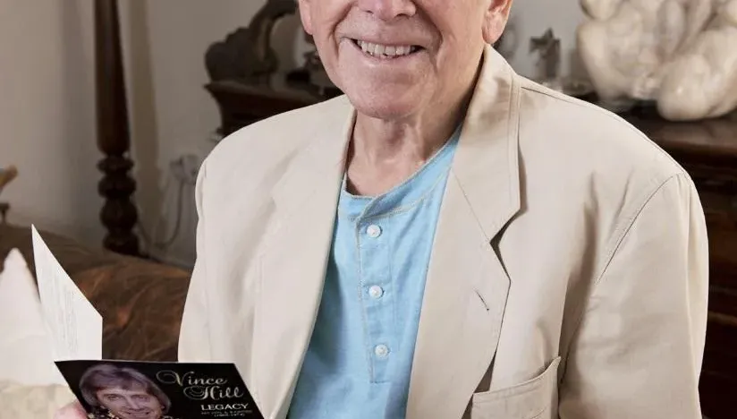 一首《小白花》走紅！英國傳奇歌手家中逝世享壽89歲　晚年喪妻失子孑然一身