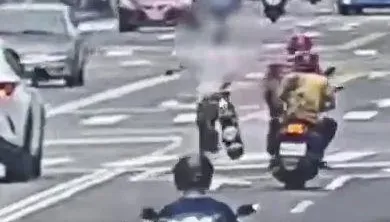 影/台北帝王行人耍特技！所有車停下禮讓　他玩滑板豚跳、才罰500