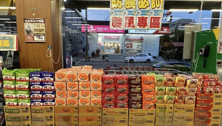 杜蘇芮轉中颱！請支援收銀　賣場、超商「泡麵山」搶購潮湧現