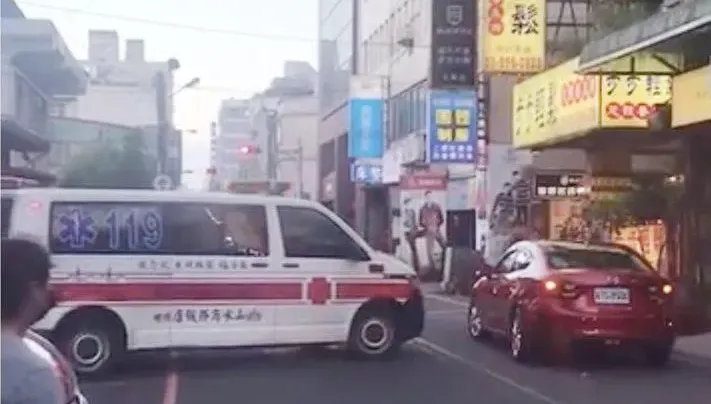 影/警局就在隔壁！白目車竟擋消防隊門口　救護車險失救人良機