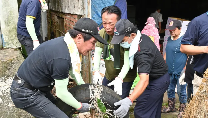 影／感動！嘉義梅山「垃圾瀑布」　150村民2天清出10噸廢棄物