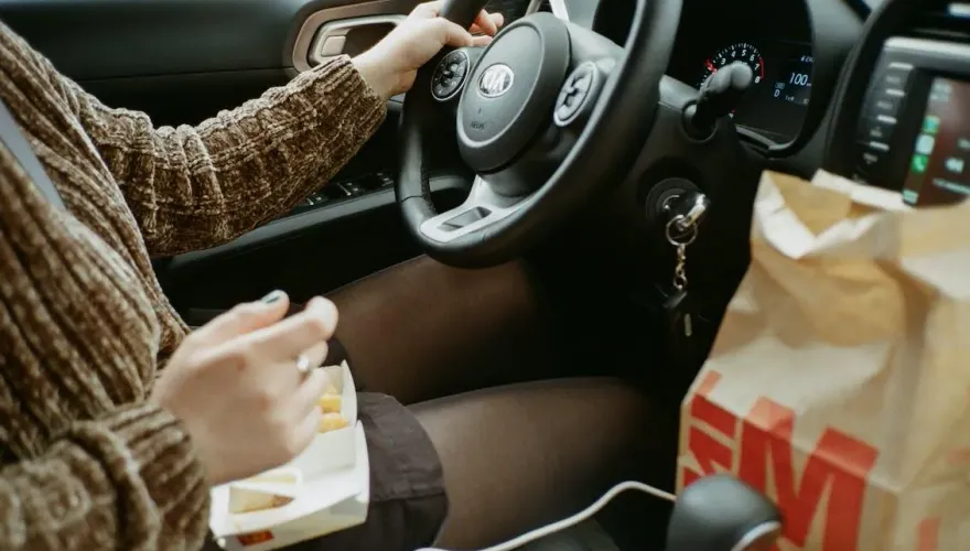 妹子買麥當勞得來速　前方車主幫付錢！網全變柯南釣出各種「奇葩原因」