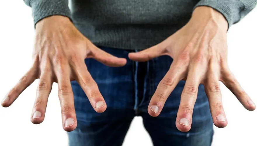 指甲「月牙」跟疾病無直接關聯！皮膚科醫：若出現「這3種」快就醫檢查