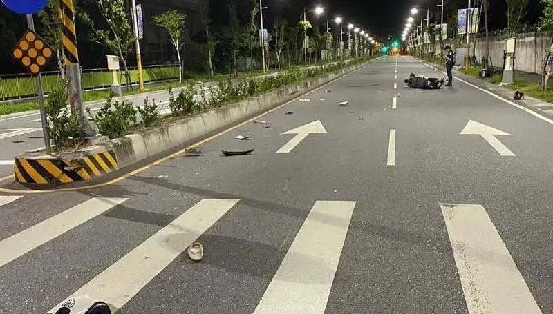 女騎士疑「變換車道不當」擦撞後方機車　害18歲女慘摔頭撞分隔島喪命