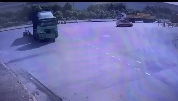 影/小港撞車直擊！男騎士無煞詭衝曳引車尾　與死神拔河4小時救回