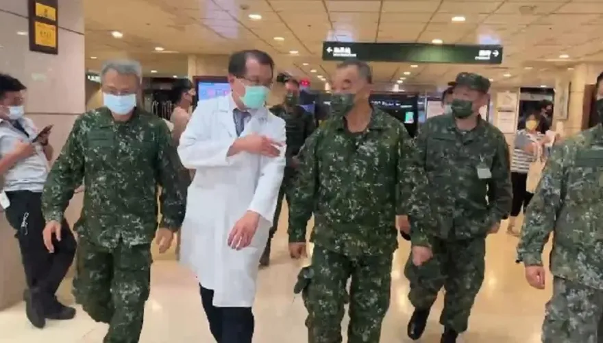 國軍迫砲彈爆炸釀9傷邱國正赴醫院探視　重傷洪姓中士左手傷勢曝