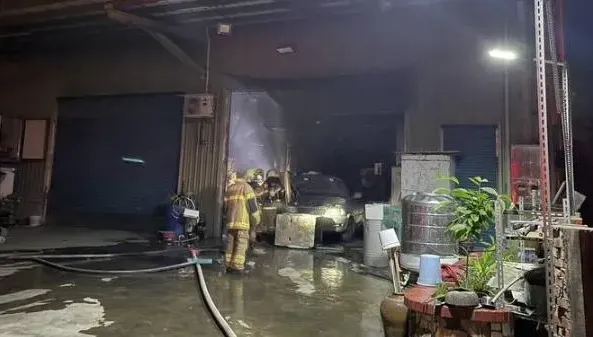台南學甲夜半惡火！2人受困2樓　消防員「軍刀鋸破開鐵窗」救人