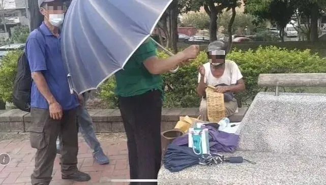 你唱歌我打賞！台中「神秘阿伯」一天豪發2萬元紅包　超狂背景曝