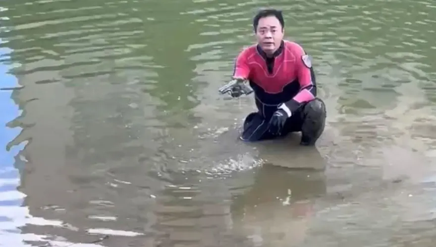 影／新北男替小女友出氣！毆打少年「前任」槍丟金龍湖　今打撈到了