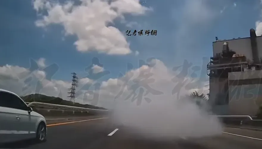 驚險！國1岡山段開一半突竄白煙團　駕駛看嘸路、疑前車壓爆掉落物