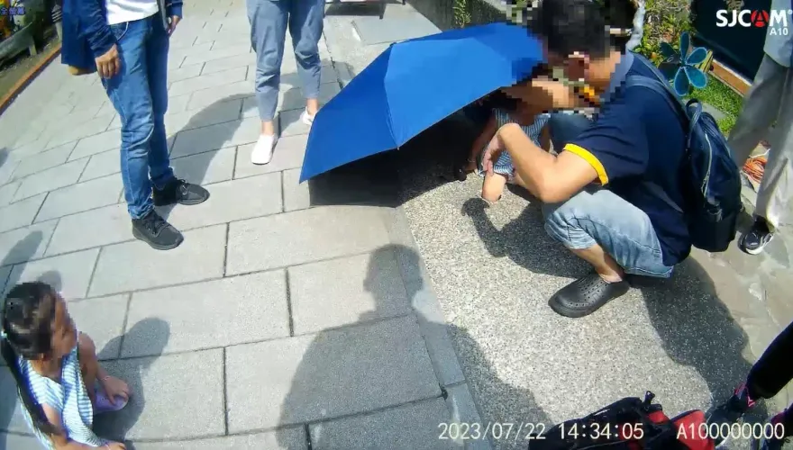 嘉義檜意森活村3歲女童小腿「種進」排水孔！慈父撐傘安撫等救援