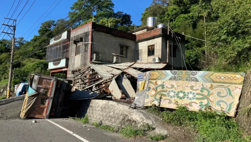 影/你累了嗎？新竹大貨車駕駛打盹撞民宅翻車　磚牆、鐵皮屋全塌