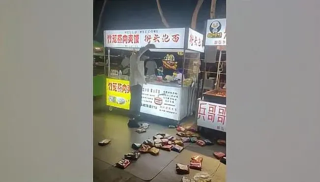 影/嫌泡麵貴被攤販譏買不起　他怒花3700元「全包」摔地…網嘲：中了激將法
