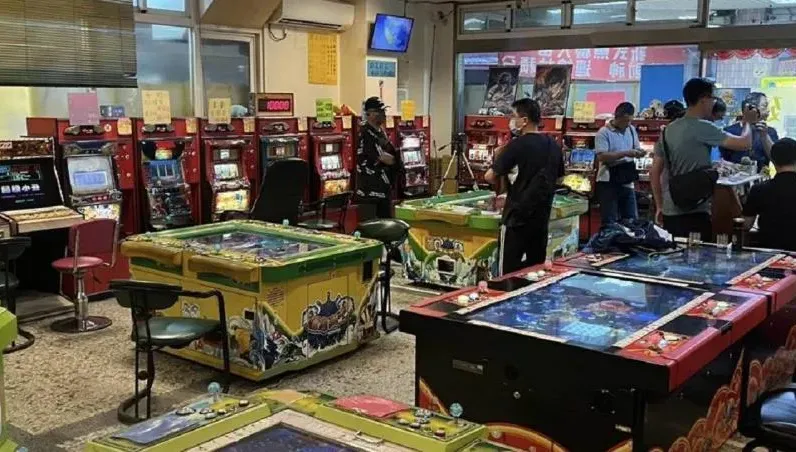 合法掩護非法！電子遊戲場竟有接駁專車接換現金客 　警方查扣62台器具法辦