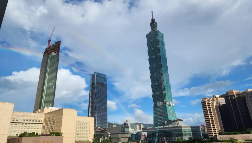 杜蘇芮來襲前「雙彩虹劃過台北市上空」　網友嗨翻喊：好幸運
